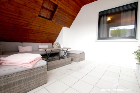 BERK Immobilien – Top gepflegtes ZFH mit gemütlichem Garten in schöner Lage von Laufach - DG- Loggia (115585)