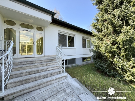 BERK Immobilien – Ein Ort zum Ankommen – Großzügiges Refugium mit Weitblick und Privatsphäre - Eingang (118519)