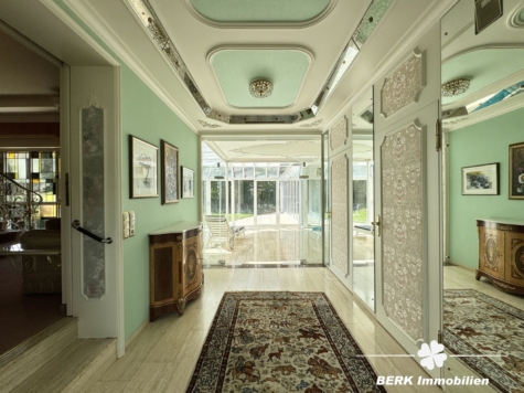 BERK Immobilien – Ein Ort zum Ankommen – Großzügiges Refugium mit Weitblick und Privatsphäre - Eingangsbereich (118520)