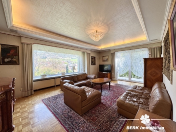 BERK Immobilien – Ein Ort zum Ankommen – Großzügiges Refugium mit Weitblick und Privatsphäre - Wohnzimmer (104645)