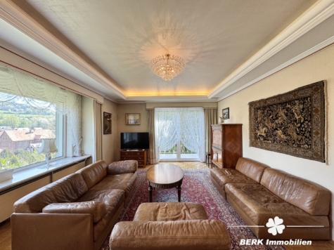 BERK Immobilien – Ein Ort zum Ankommen – Großzügiges Refugium mit Weitblick und Privatsphäre - Wohnzimmer (118524)