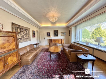 BERK Immobilien – Ein Ort zum Ankommen – Großzügiges Refugium mit Weitblick und Privatsphäre - Wohnzimmer (104648)