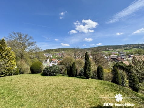 BERK Immobilien – Ein Ort zum Ankommen – Großzügiges Refugium mit Weitblick und Privatsphäre - Vorgarten (118527)