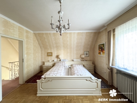 BERK Immobilien – Ein Ort zum Ankommen – Großzügiges Refugium mit Weitblick und Privatsphäre - Schlafzimmer 2 (118531)