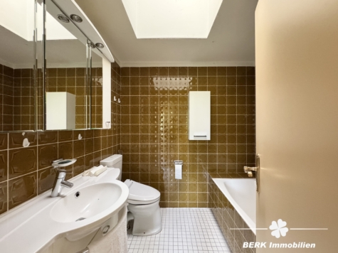 BERK Immobilien – Ein Ort zum Ankommen – Großzügiges Refugium mit Weitblick und Privatsphäre - Bad Anbau (118534)