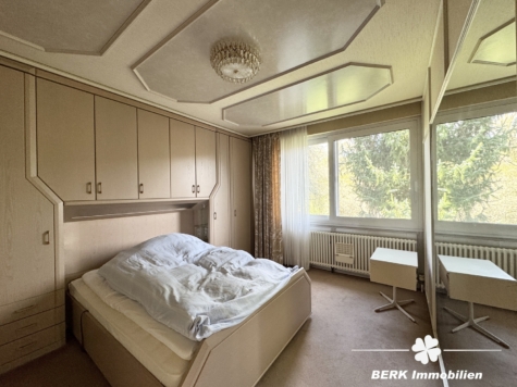 BERK Immobilien – Ein Ort zum Ankommen – Großzügiges Refugium mit Weitblick und Privatsphäre - Schlafzimmer Anbau (118535)