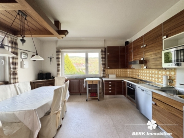 BERK Immobilien – Ein Ort zum Ankommen – Großzügiges Refugium mit Weitblick und Privatsphäre - Küche (104660)