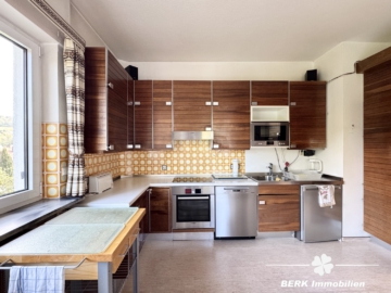 BERK Immobilien – Ein Ort zum Ankommen – Großzügiges Refugium mit Weitblick und Privatsphäre - Küche (104661)