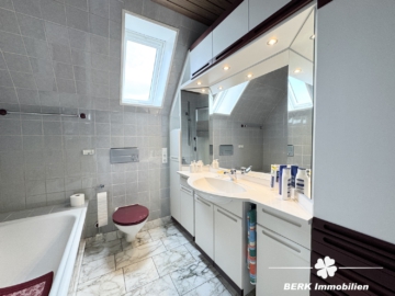 BERK Immobilien – Ein Ort zum Ankommen – Großzügiges Refugium mit Weitblick und Privatsphäre - Bad OG (104662)