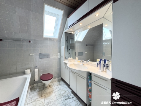 BERK Immobilien – Ein Ort zum Ankommen – Großzügiges Refugium mit Weitblick und Privatsphäre - Bad OG (118539)