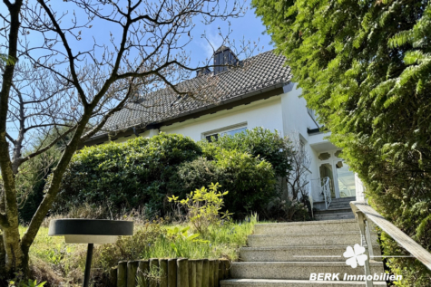 BERK Immobilien – Ein Ort zum Ankommen – Großzügiges Refugium mit Weitblick und Privatsphäre - Vorderansicht (118518)