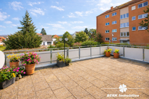 BERK Immobilien – gemütliche 3-Zimmer-Erdgeschosswohnung mit großer Terrasse, Balkon & Gartenzugang - KI generiertes Terrassenbeispiel (116657)