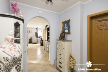 BERK Immobilien – gemütliche 3-Zimmer-Erdgeschosswohnung mit großer Terrasse, Balkon & Gartenzugang - Flur (111439)