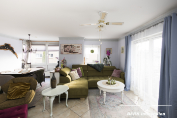 BERK Immobilien – gemütliche 3-Zimmer-Erdgeschosswohnung mit großer Terrasse, Balkon & Gartenzugang - Wohnbereich (111428)