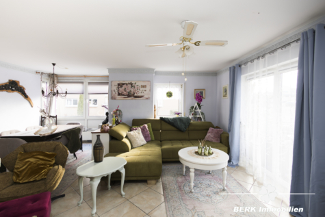 BERK Immobilien – gemütliche 3-Zimmer-Erdgeschosswohnung mit großer Terrasse, Balkon & Gartenzugang - Wohnbereich (116660)