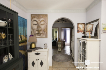 BERK Immobilien – gemütliche 3-Zimmer-Erdgeschosswohnung mit großer Terrasse, Balkon & Gartenzugang - Flur (111432)