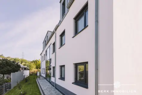 BERK Immobilien – 4-Zimmer-Neubau-Erdgeschosswohnung mit sonniger Terrasse in 1a Lage von Alzenau - Hauseingang (130458)