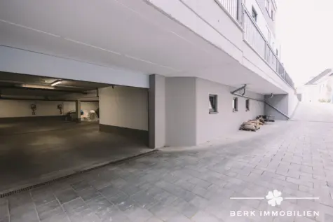 BERK Immobilien – 4-Zimmer-Neubau-Erdgeschosswohnung mit sonniger Terrasse in 1a Lage von Alzenau - Tiefgaragenabfahrt (130462)