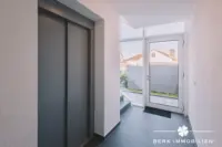 Eingang mit Aufzug