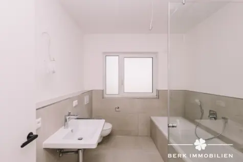 BERK Immobilien – 4-Zimmer-Neubau-Erdgeschosswohnung mit sonniger Terrasse in 1a Lage von Alzenau - Tageslichtbad (130442)
