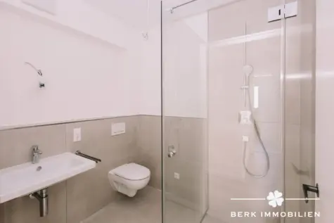BERK Immobilien – 4-Zimmer-Neubau-Erdgeschosswohnung mit sonniger Terrasse in 1a Lage von Alzenau - Gäste-Bad (130449)
