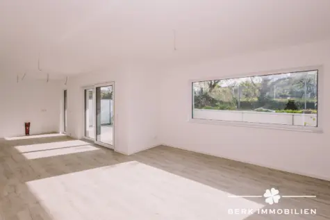 BERK Immobilien – 4-Zimmer-Neubau-Erdgeschosswohnung mit sonniger Terrasse in 1a Lage von Alzenau - Wohn-Essbereich mit offener Küche (130438)