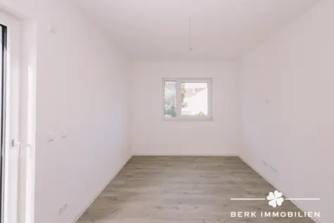 BERK Immobilien – 4-Zimmer-Neubau-Erdgeschosswohnung mit sonniger Terrasse in 1a Lage von Alzenau - Elternschlafzimmer (130443)