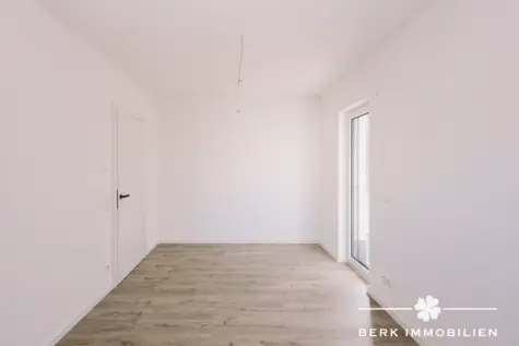 BERK Immobilien – 4-Zimmer-Neubau-Erdgeschosswohnung mit sonniger Terrasse in 1a Lage von Alzenau - Elternschlafzimmer (130444)