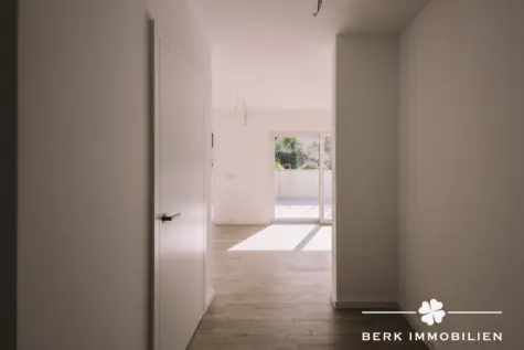BERK Immobilien – 4-Zimmer-Neubau-Erdgeschosswohnung mit sonniger Terrasse in 1a Lage von Alzenau - Garderobenbereich (130452)