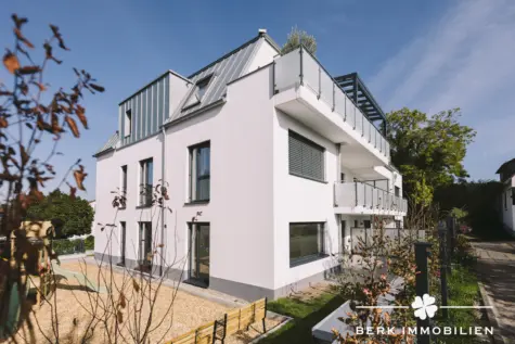BERK Immobilien – 4-Zimmer-Neubau-Erdgeschosswohnung mit sonniger Terrasse in 1a Lage von Alzenau - Hausansicht (130437)