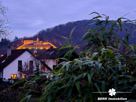 BERK Immobilien – Moderner schlüsselfertiger Wohntraum: Exklusives freistehendes Einfamilienhaus - Blick auf die beleuchtete Burg (124717)