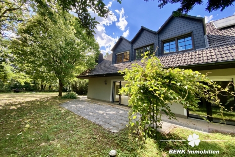 BERK Immobilien – Großzügiges Architektenhaus auf Traumgrundstück in gesuchter Wohnlage - Seitenansicht mit Garten (124834)