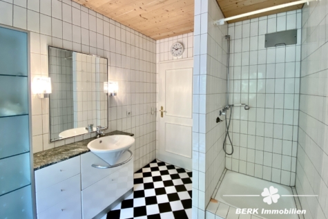 BERK Immobilien – Großzügiges Architektenhaus auf Traumgrundstück in gesuchter Wohnlage - Bad OG (124830)