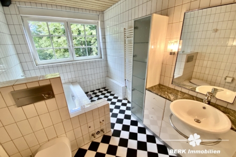 BERK Immobilien – Großzügiges Architektenhaus auf Traumgrundstück in gesuchter Wohnlage - Bad OG (2) (124831)