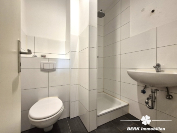 BERK Immobilien – gepflegte und gut geschnittene 4-Zimmer-ETW in zentraler Lage von Kleinostheim - Innenliegendes Bad (107112)