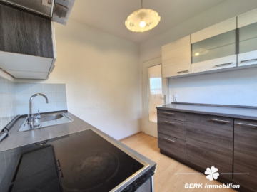 BERK Immobilien – gepflegte und gut geschnittene 4-Zimmer-ETW in zentraler Lage von Kleinostheim - Küche (107108)