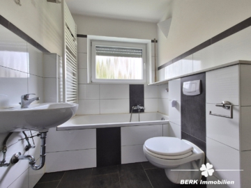 BERK Immobilien – gepflegte und gut geschnittene 4-Zimmer-ETW in zentraler Lage von Kleinostheim - Tageslicht-Bad (107109)
