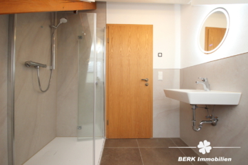 BERK Immobilien – Stilvolle DG-Wohnung für Singles & Paare im Erstbezug am Ortsrand - Bad (108639)