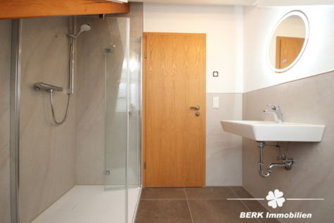 BERK Immobilien – Stilvolle DG-Wohnung für Singles & Paare im Erstbezug am Ortsrand inkl. Tiefgarage - Bad (116261)