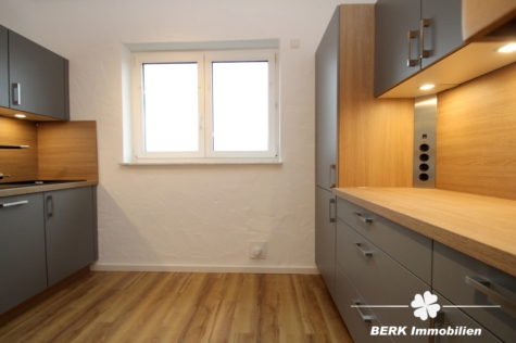 BERK Immobilien – Stilvolle DG-Wohnung für Singles & Paare im Erstbezug am Ortsrand inkl. Tiefgarage - Küche (116257)