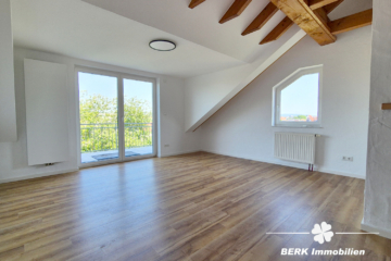 BERK Immobilien – Stilvolle DG-Wohnung für Singles & Paare im Erstbezug am Ortsrand - Wohnzimmer (108634)