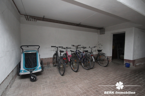 BERK Immobilien – Stilvolle DG-Wohnung für Singles & Paare im Erstbezug am Ortsrand inkl. Tiefgarage - Fahrradkeller (116264)