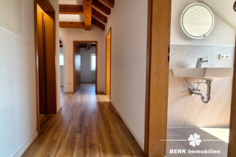 BERK Immobilien – Stilvolle DG-Wohnung für Singles & Paare im Erstbezug am Ortsrand inkl. Tiefgarage - Flur (116258)