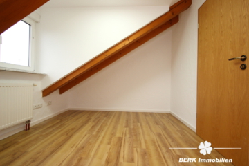 BERK Immobilien – Stilvolle DG-Wohnung für Singles & Paare im Erstbezug am Ortsrand - Büro (108638)