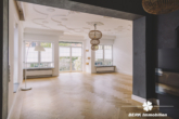 Wohn-Essbereich mit Kaminofen EG - BERK Immobilien – charmante Stilaltbau-Villa mit 3,5 Einheiten in top Lage von HU, direkt an der Kinzig