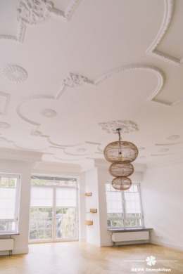 BERK Immobilien – charmante Stilaltbau-Villa mit 3,5 Einheiten in top Lage von HU, direkt an der Kinzig - Wohnzimmer mit Zugang zum Garten (106392)