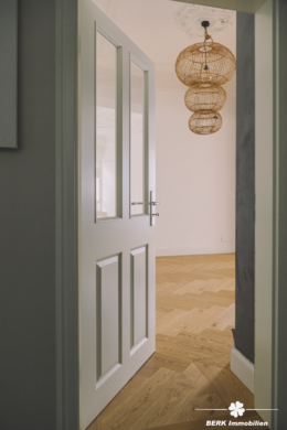 BERK Immobilien – charmante Stilaltbau-Villa mit 3,5 Einheiten in top Lage von HU, direkt an der Kinzig - Eingang Wohn-Esszimmer (106393)