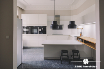 BERK Immobilien – charmante Stilaltbau-Villa mit 3,5 Einheiten in top Lage von HU, direkt an der Kinzig - offene Küche EG (106395)