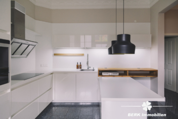 BERK Immobilien – charmante Stilaltbau-Villa mit 3,5 Einheiten in top Lage von HU, direkt an der Kinzig - Küche EG (106396)