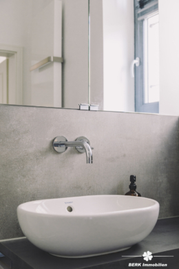 BERK Immobilien – charmante Stilaltbau-Villa mit 3,5 Einheiten in top Lage von HU, direkt an der Kinzig - Bad EG (106399)